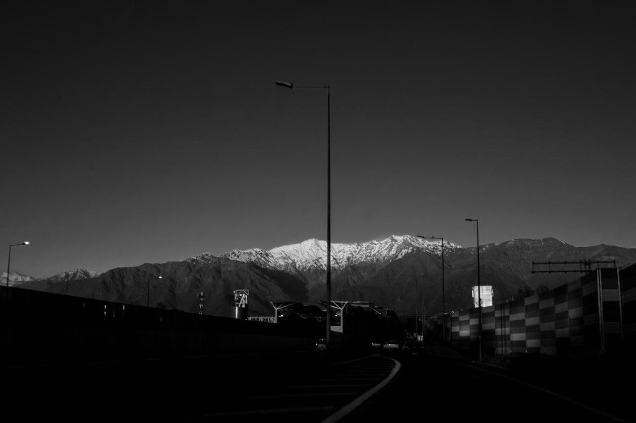 La cordillera nevada sobre la autopista al anochecer