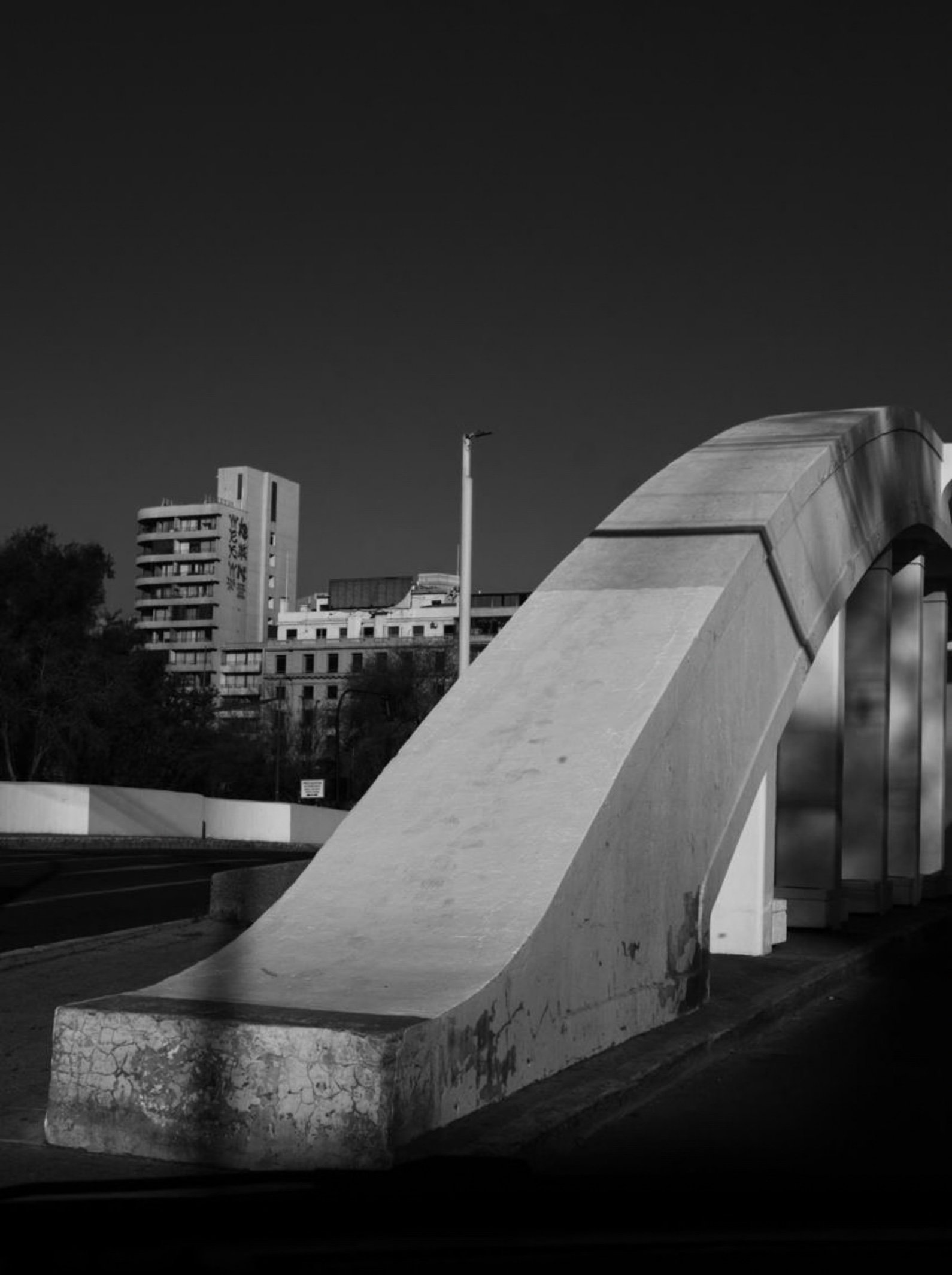 El arco de concreto de la estructura elevada, con edificios al fondo