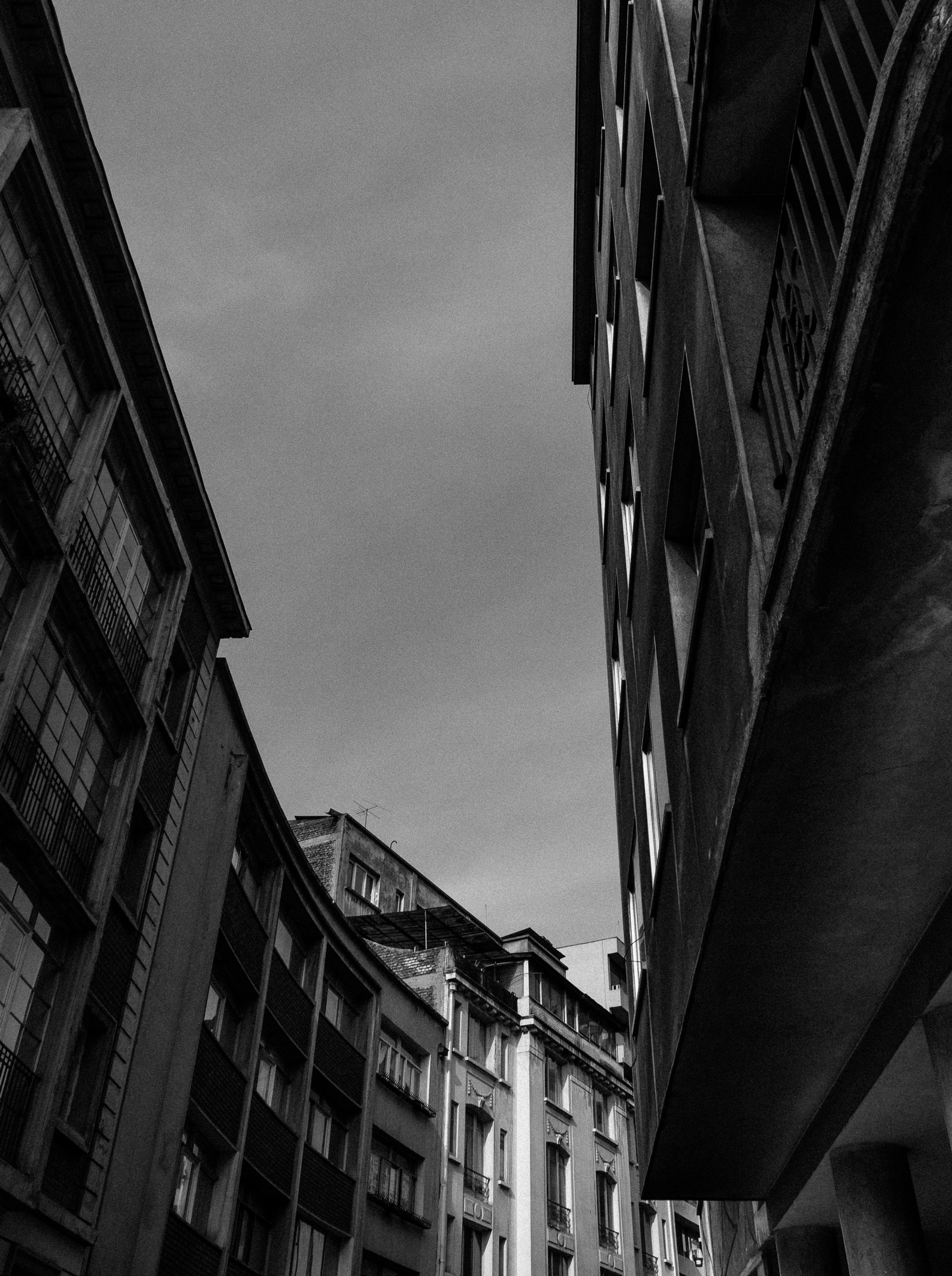 Edificios fotografiados en contrapicado contra un cielo gris