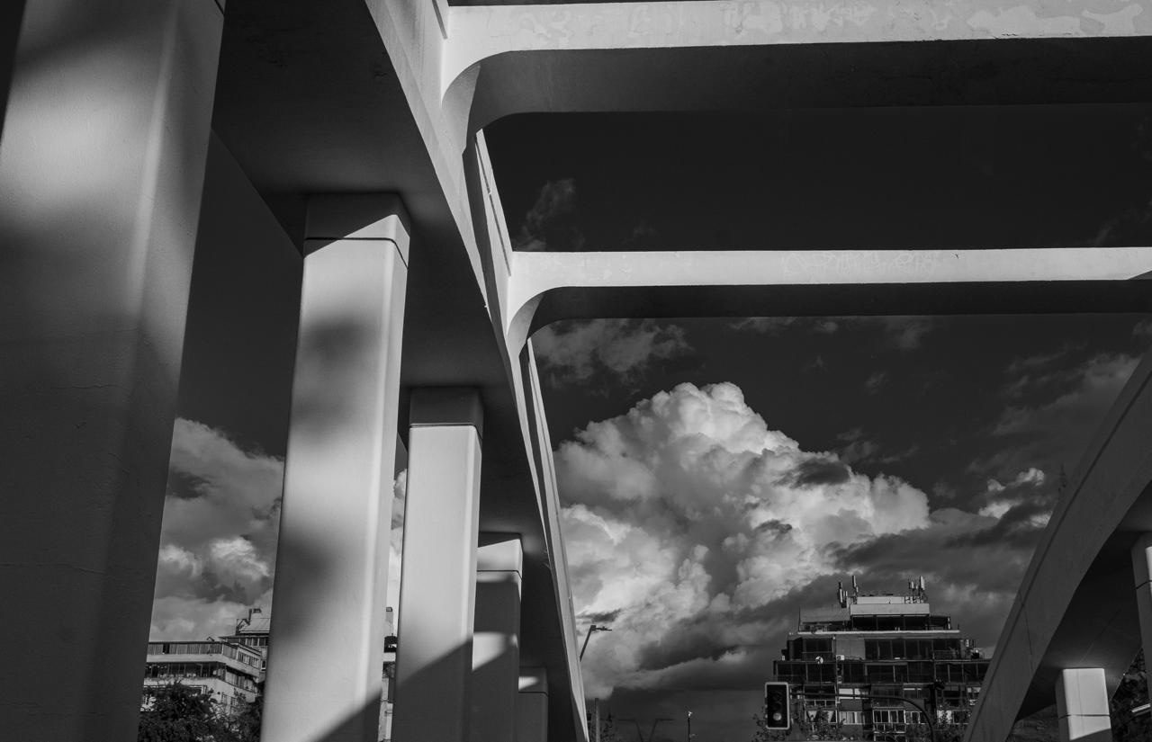 La estructura elevada en contrapicado, con una nube dramática al fondo